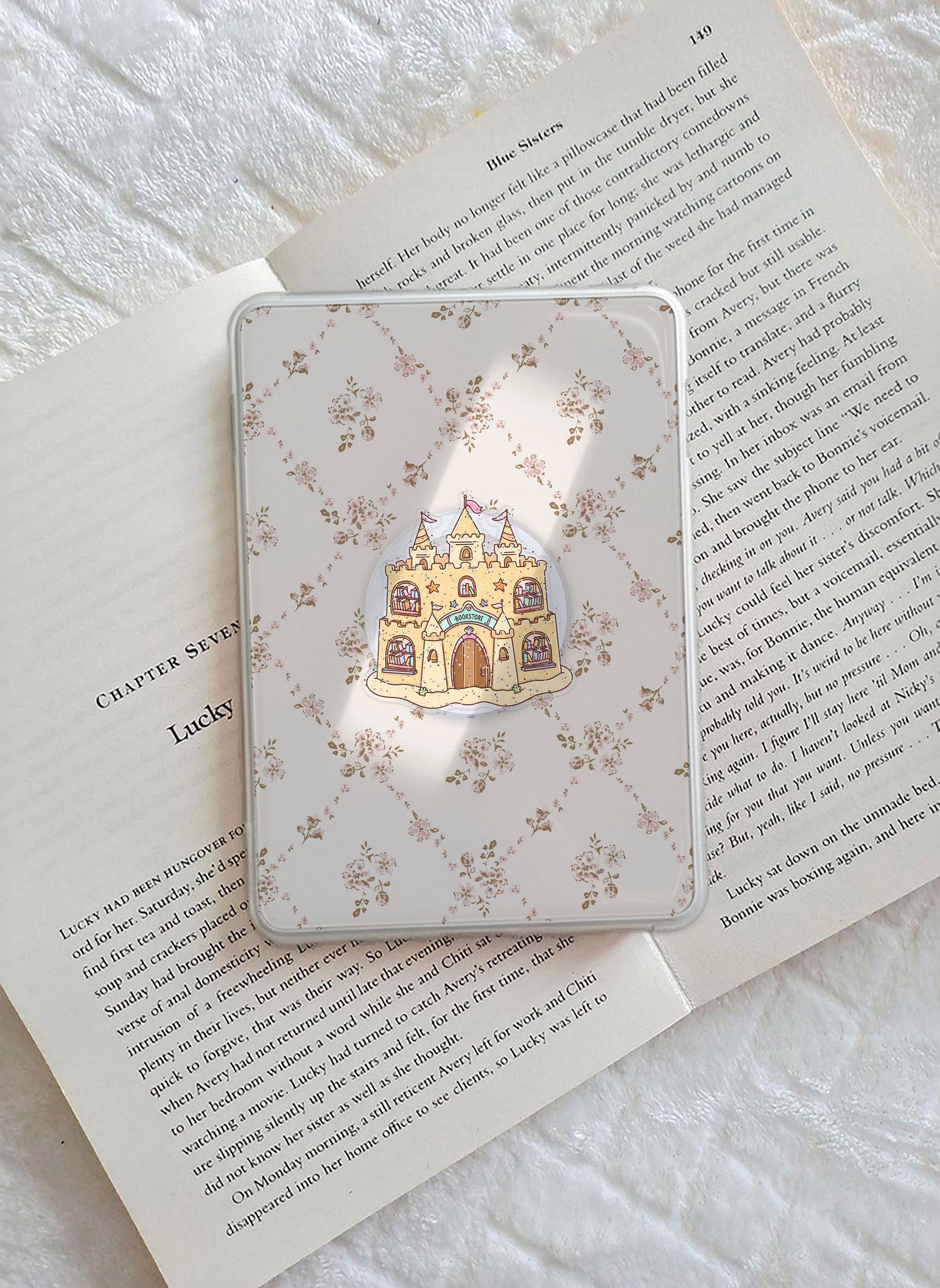 Bookish Sandcastle magnetic phone grip, additional product photo 3